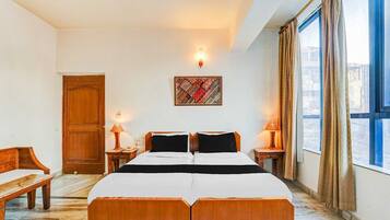 1 habitación, escritorio y ropa de cama