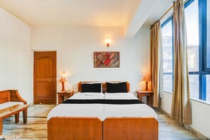 1 slaapkamer, een bureau, beddengoed