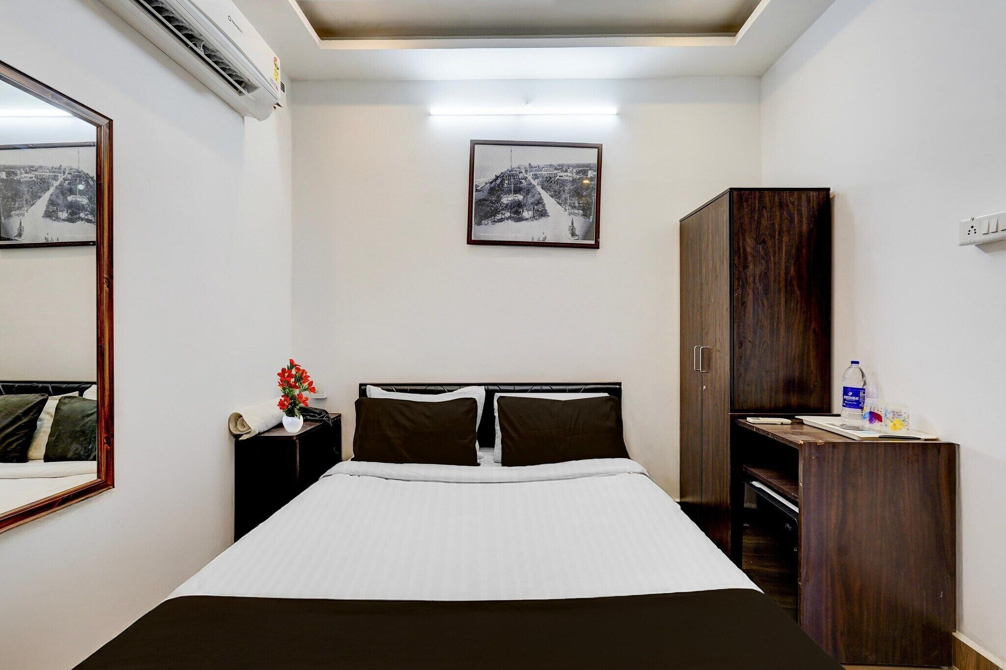 1 habitación, escritorio y ropa de cama 