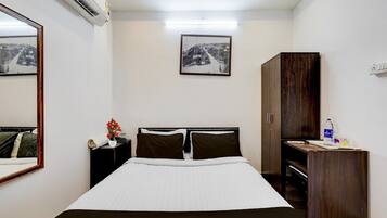 1 habitación, escritorio y ropa de cama