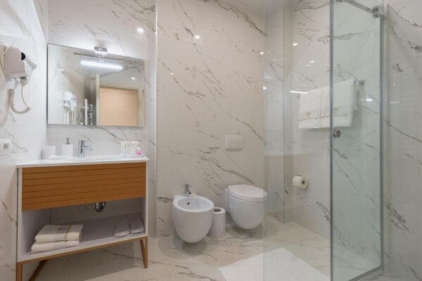 In-room safe, desk, soundproofing, iron/ironing board - Hotel Boutique Vila 135 (Tiranë)