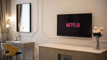 Deluxe Double Room, Balcony, City View | Interior