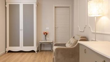 Superior Double Room, Balcony, City View | Interior