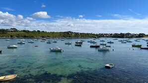 A coastal town with numerous boats anchored in clear blue waters. - Seaview Duplex with Terrace in Le Conquet (Le Conquet)