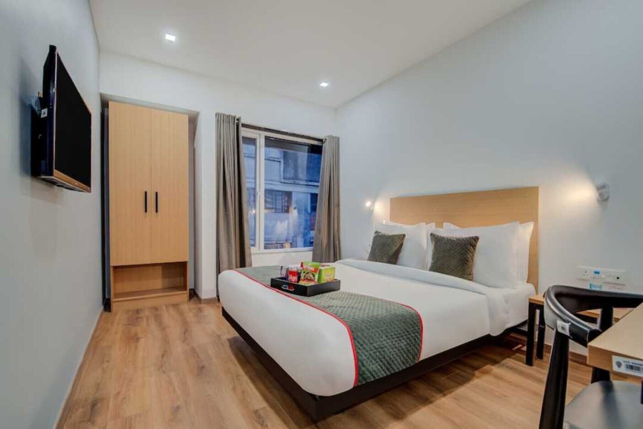 Escrivaninha, roupa de cama