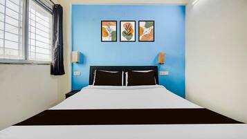 1 habitación, escritorio y ropa de cama