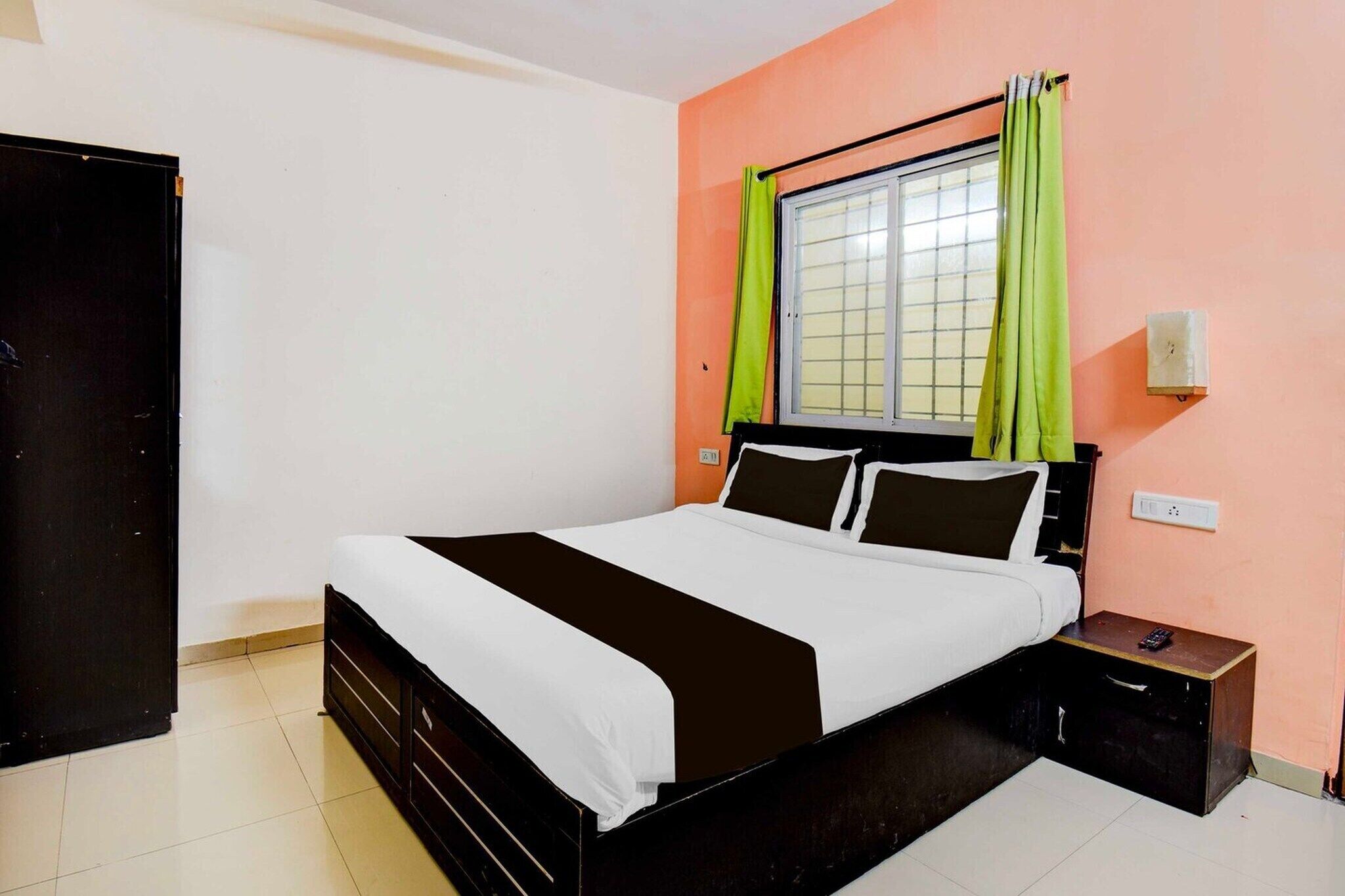 1 bedroom, desk, bed sheets