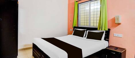 1 habitación, escritorio y ropa de cama