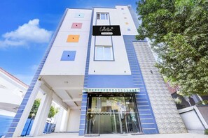 Unclassified image, 4 of 22, button - Collection O Chennai Pallavaram station (Chennai)