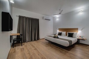 Escritorio y ropa de cama