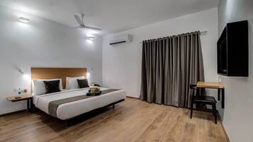 Skrivbord och sängkläder