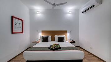 Escrivaninha, roupa de cama