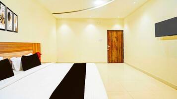 Escrivaninha, roupa de cama