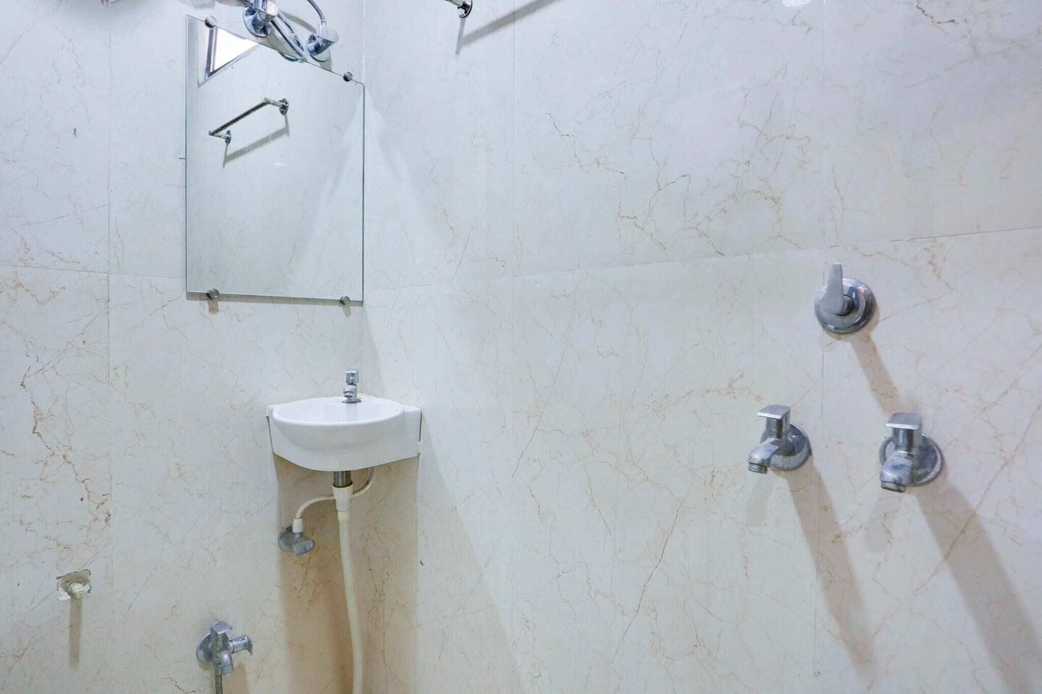 Een douche, handdoeken