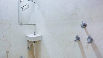 Een douche, handdoeken