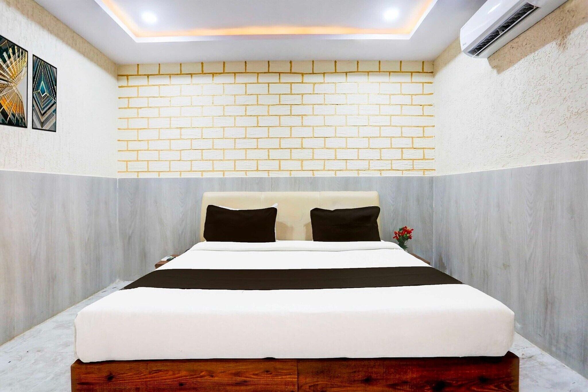 Een bureau, beddengoed