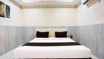 Een bureau, beddengoed