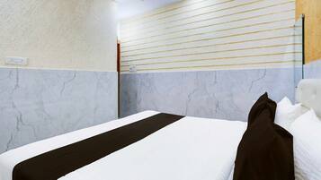 Een bureau, beddengoed