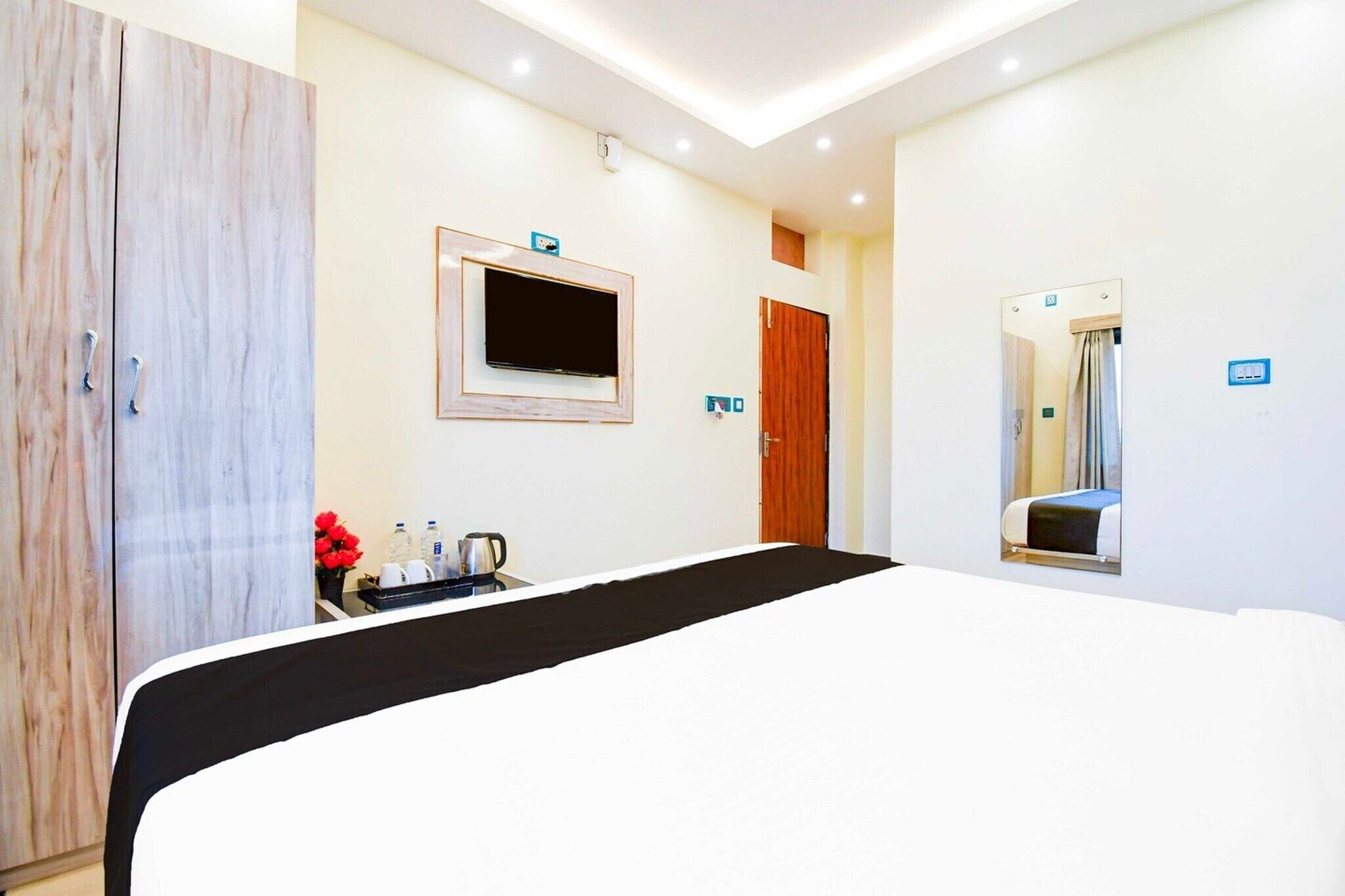 1 habitación, escritorio y ropa de cama 