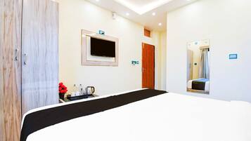 1 habitación, escritorio y ropa de cama