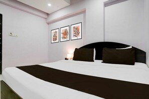 1 habitación, escritorio y ropa de cama 