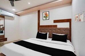 1 Schlafzimmer, Schreibtisch, Bettwäsche