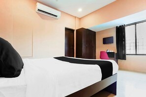 Escritorio y ropa de cama 