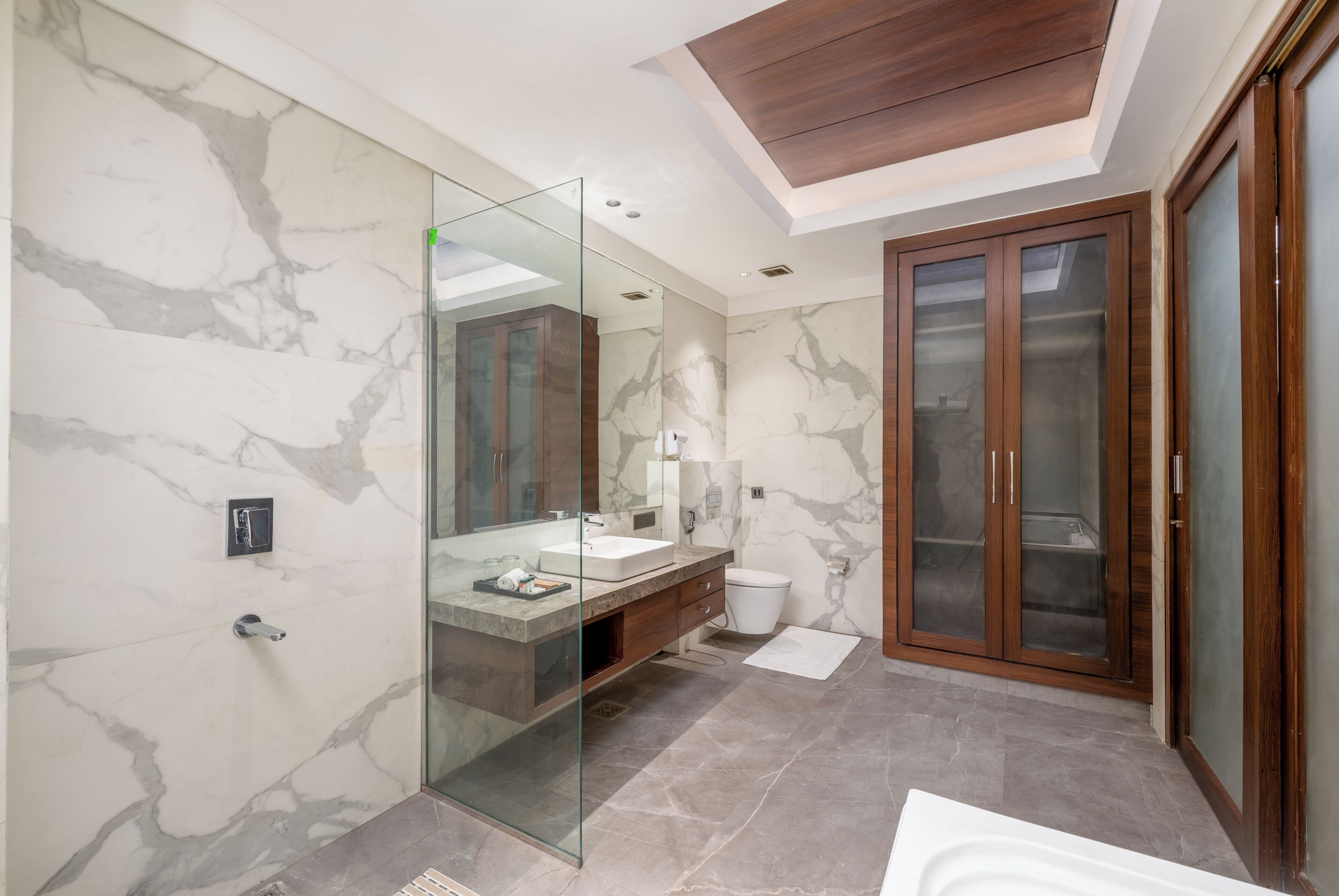 Luxury Room | Bathroom | Slippers, towels, soap, shampoo