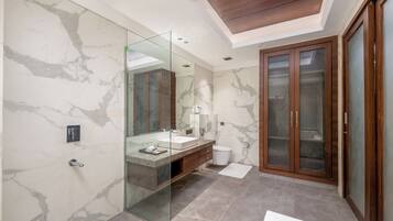 Luxury Room | Bathroom | Slippers, towels, soap, shampoo