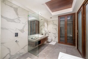Luxury Room | Bathroom - DLS Hotels Amritsar (Amritsar)
