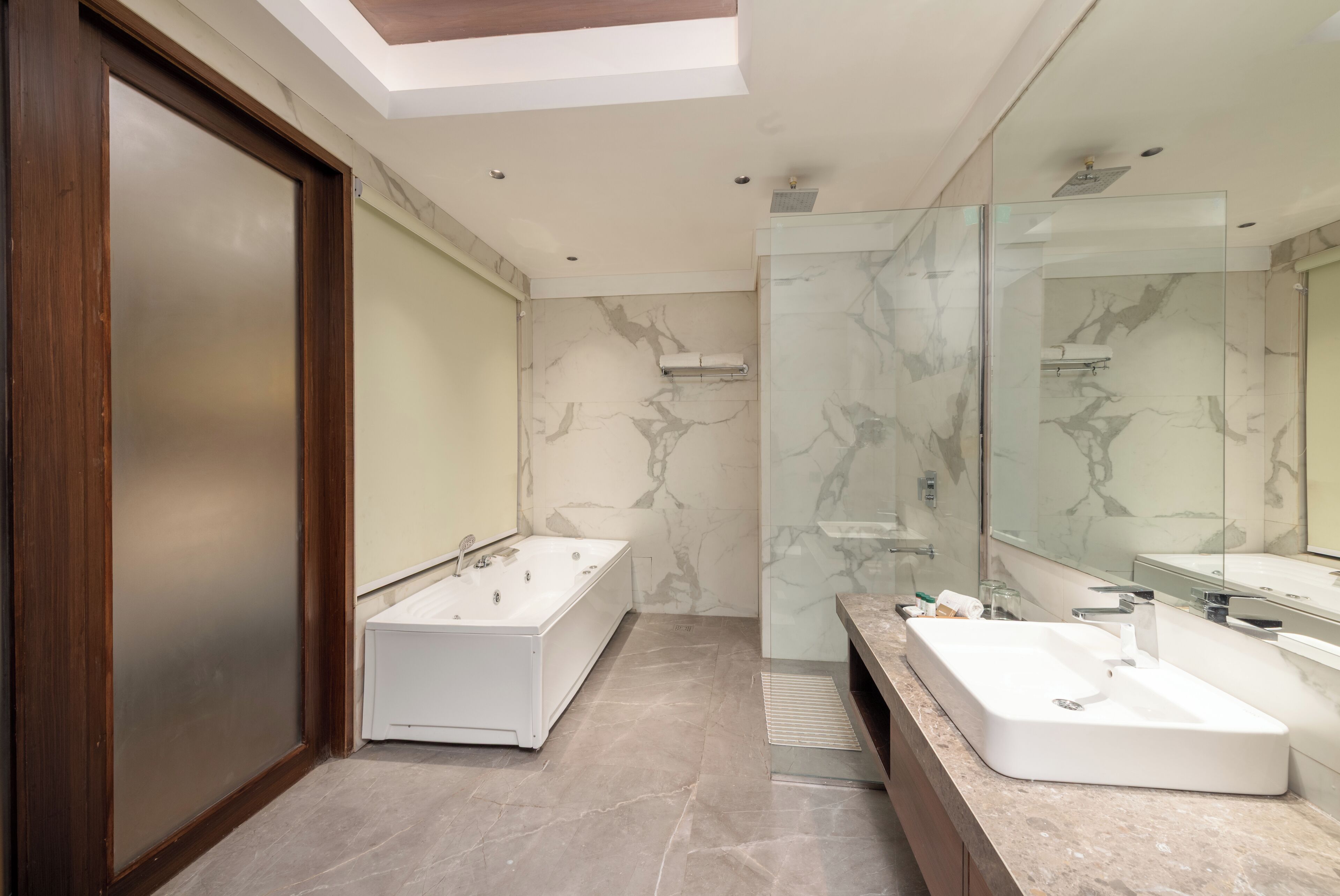 Quarto superluxo | Banheiro | Chinelos, toalhas de banho, sabonete, shampoo