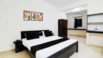 デスク、ベッドシーツ