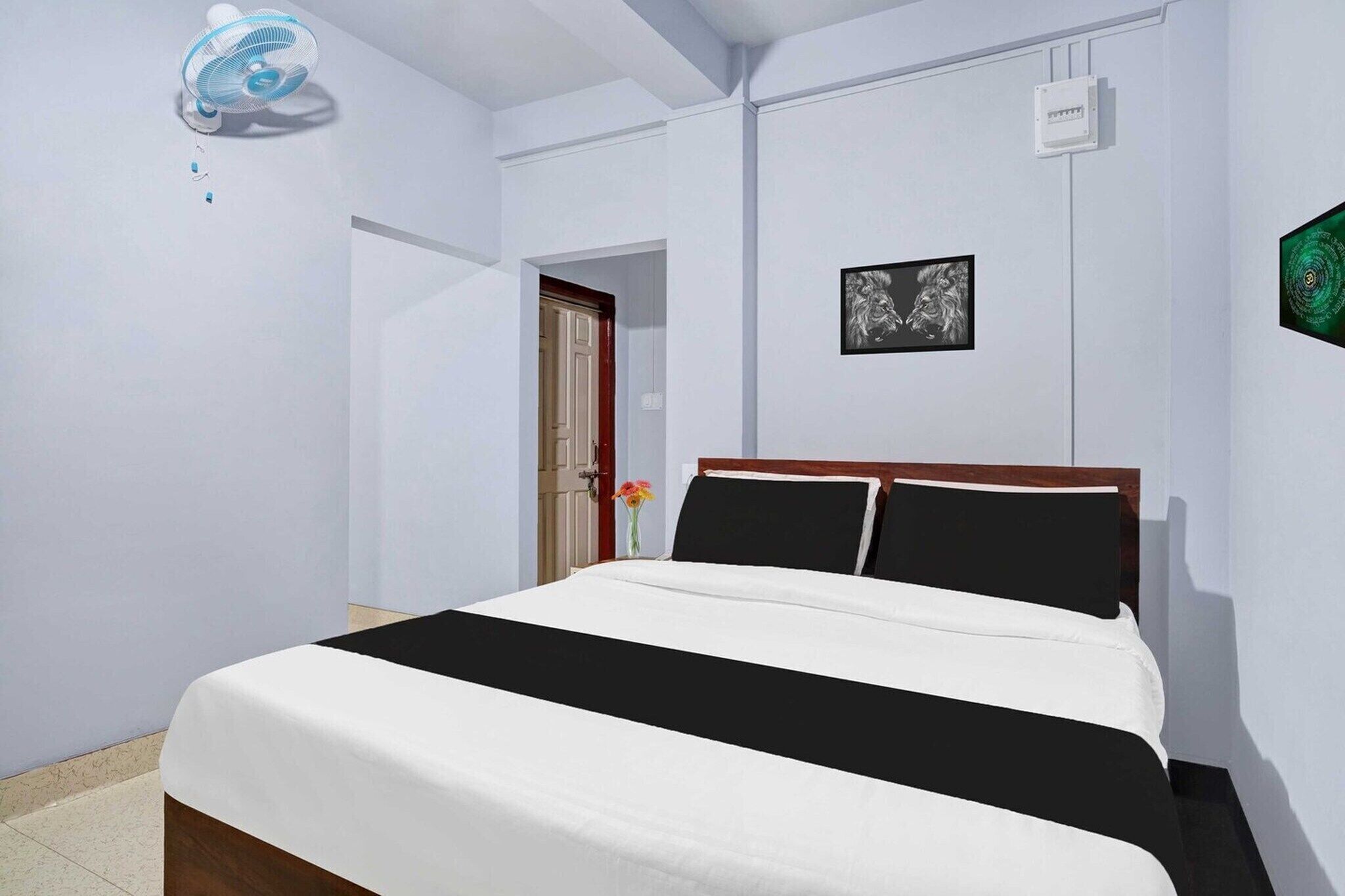 1 quarto, escrivaninha, roupa de cama