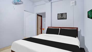 1 quarto, escrivaninha, roupa de cama