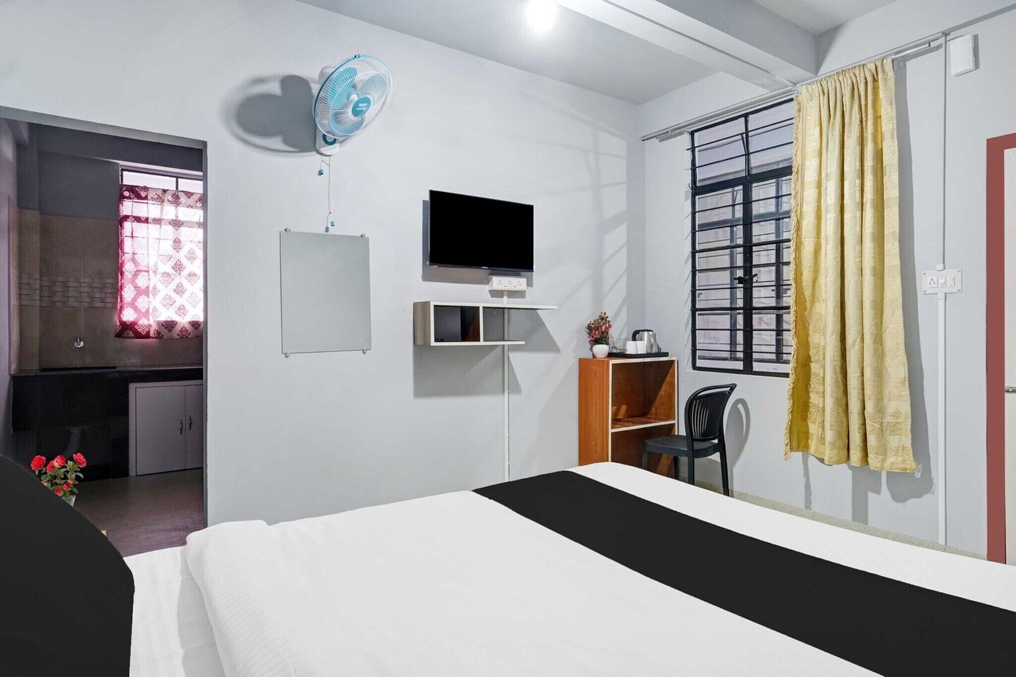 1 quarto, escrivaninha, roupa de cama