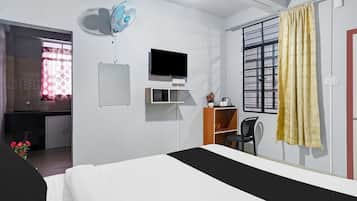 1 quarto, escrivaninha, roupa de cama