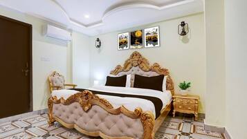 1 bedroom, desk, bed sheets