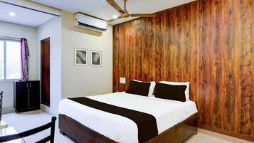 Escrivaninha, roupa de cama