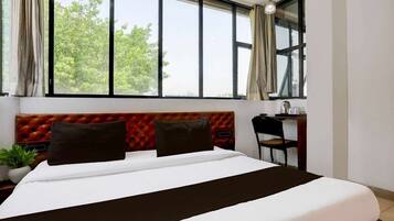 1 Schlafzimmer, Schreibtisch, Bettwäsche