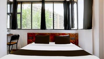 1 slaapkamer, een bureau, beddengoed