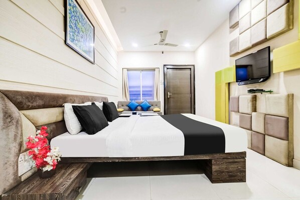 1 bedroom, desk, bed sheets