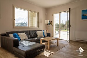 TV, fireplace, books - Villa Sunset Escape - Country Paradise with Pool (Solarino)