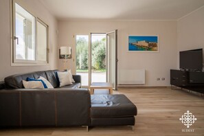 TV, fireplace, books - Villa Sunset Escape - Country Paradise with Pool (Solarino)