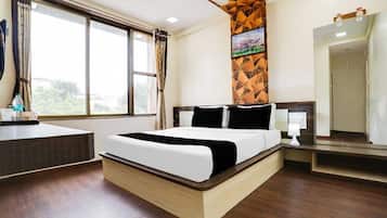 1 quarto, escrivaninha, roupa de cama