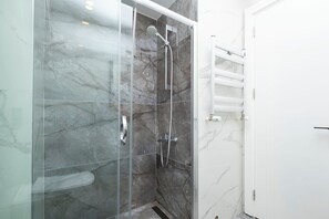 Shower, hair dryer, bidet, towels - 2-bedroom Bospohurs View apartment with Elevator and AC (İstanbul)
