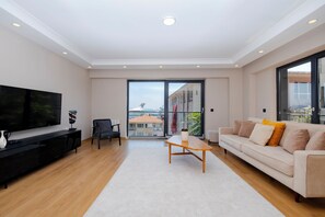 Smart TV - 2-bedroom Bospohurs View apartment with Elevator and AC (İstanbul)