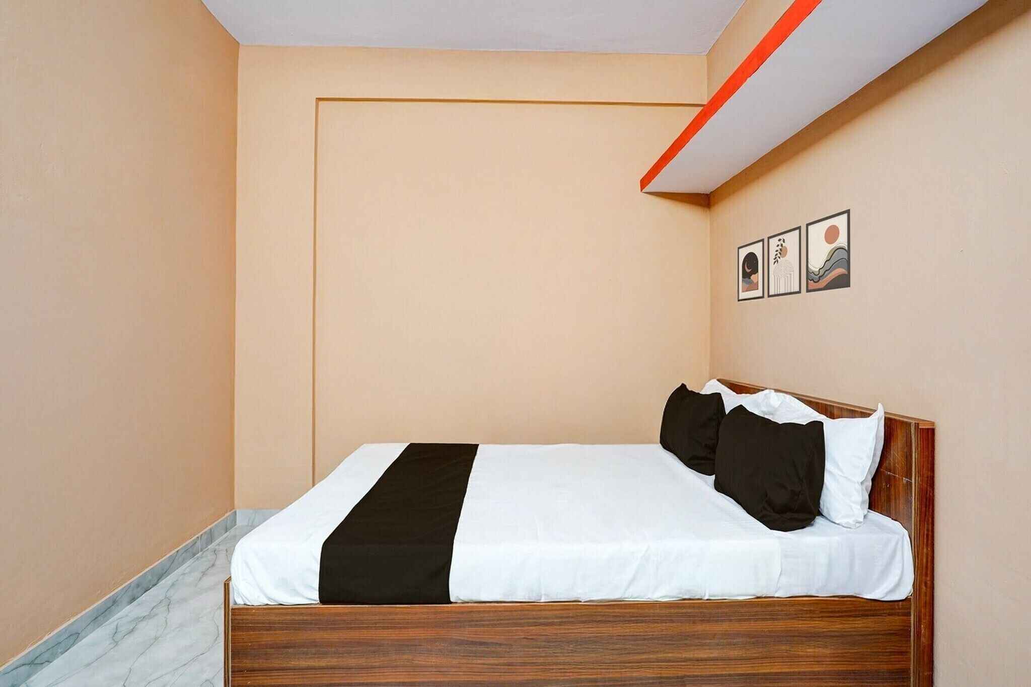 1 bedroom, desk, bed sheets