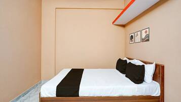 1 bedroom, desk, bed sheets