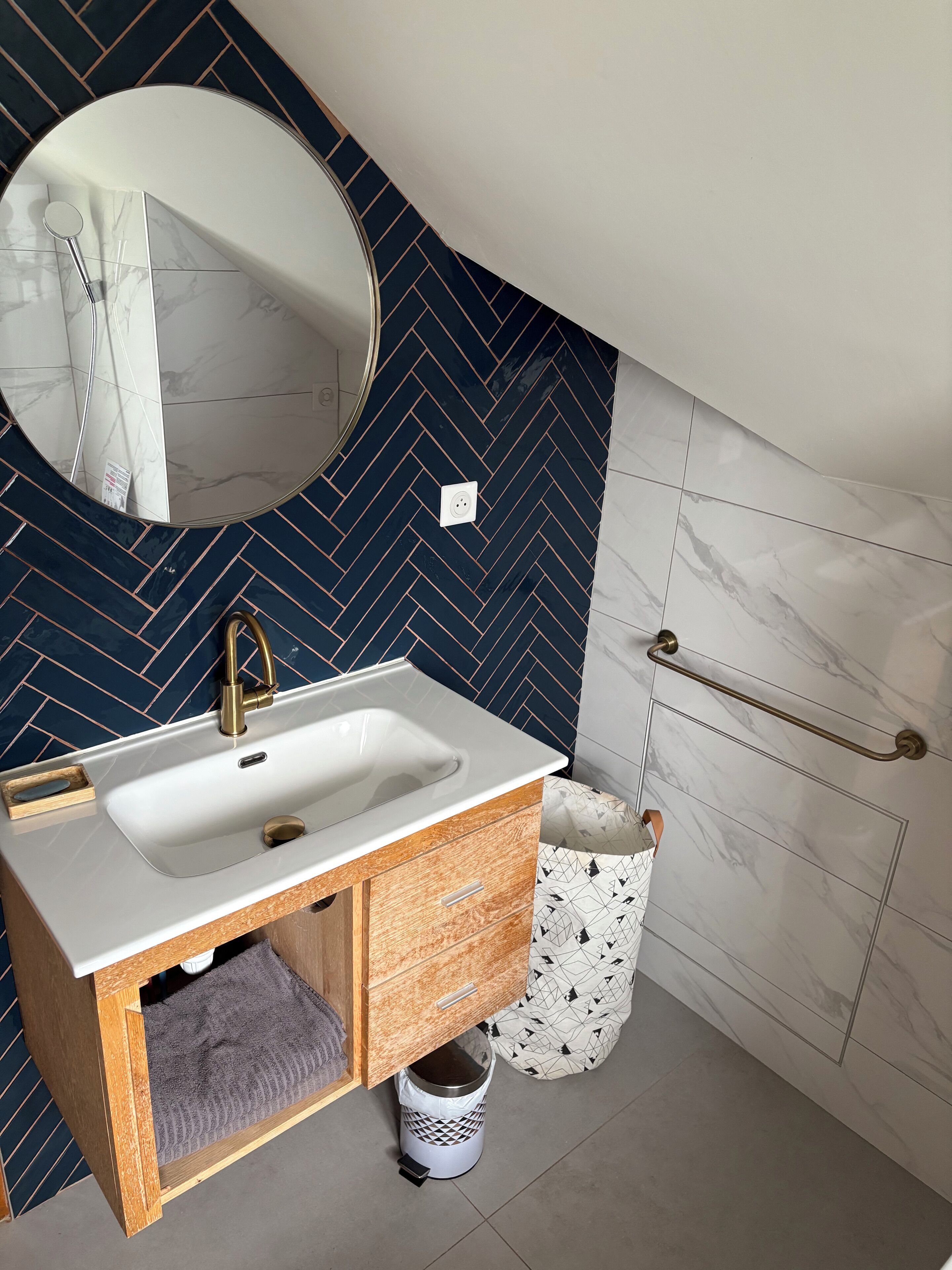 Banheira de hidromassagem, secador de cabelo, toalhas de banho, sabonete