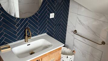 Banheira de hidromassagem, secador de cabelo, toalhas de banho, sabonete